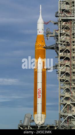 Die SLS-Rakete der NASA mit Orion-Raumschiff sitzt auf einem mobilen Trägerraketen auf dem Launch Pad 39B, Kennedy Space Center, Florida, für die Vorbereitung des unbemannten Flugens von Artemis I und integrierte Systemtests. Stockfoto