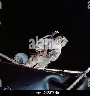 Apollo 9-Astronaut Russell L. Schweickart führt am vierten Tag der Erdorbitalmission einen Spacewalk mit einer Hasselblad-Kamera durch. Die Raumsonde Apollo 9 wurde in der Konfiguration der Mondmission in der Erdumlaufbahn getestet. Die Mission wurde entwickelt, um alle Schritte zu Proben und alle Ereignisse der Apollo 11-Mission mit Ausnahme des Mondauftaschens, -Aufenthalts und -Starts zu reproduzieren. Das Kommando- und Servicemodul und das Mondmodul wurden in Flugverfahren eingesetzt, die mit denen identisch waren, die später ähnliche Fahrzeuge zum Mond bringen würden. Ein optimiertes NASA-Bild: Quelle: NASA Stockfoto