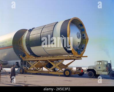 Erste Schritte der Saturn IB Rockets in der Michoud Assembly Facility. Im Januar 1968 wurde die Saturn V S-IVB-Bühne, auf der die Orbitalwerkstatt untergebracht war, die in Skylab umbenannt wurde, vom Super Guppy, dem NASA-Flugzeug, das für die Beförderung überdimensionaler Fracht gebaut wurde, auf dem Redstone Airfield in Huntsville, Alabama, entladen. Die Werkstatt hatte einen Durchmesser von 22 Fuß (6,7 Meter) und eine Länge von 48 Fuß (14,6 Meter). Die Saturn V S-IVB-Stufe wurde an der McDonnell Douglas-Anlage in Huntington Beach, Kalifornien, für eine neue Rolle als erste amerikanische Raumstation modifiziert. Quelle: NASA Stockfoto