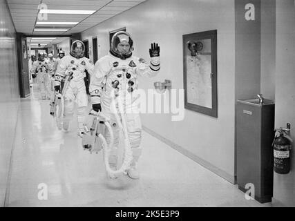 Apollo 8 Kommandant Colonel Frank Borman führt den Weg, als er, Kommandomodulpilot Captain James A Lovell Jr. und Mondlandepilot Major William A. anders zur Startaufstellung für die Jungfernfahrt der Menschheit um den Mond geht. 21. Dezember 1968 Start von Apollo 8 (AS-503) von Cape Kennedy Quelle: NASA Stockfoto