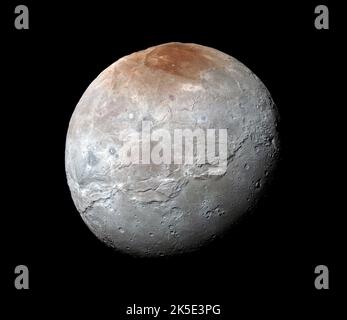 Detaillierte Farbaufnahme von Charon, dem größten Pluto-Mond, aufgenommen von der Raumsonde New Horizons am 14. Juli 2015 . Charon ist der größte Mond relativ zu seinem Planeten im Sonnensystem. Eine optimierte und verbesserte Version eines Original-NASA-Bildes: Quelle: NASA Stockfoto