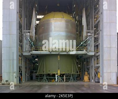 Der Saturn V S-IC-T Stage (statischer S-IC-Testartikel) Kraftstofftank wurde an der Schubstruktur im Fahrzeugmontagegebäude am Marshall Space Flight Center der NASA befestigt. Die S-IC-Stufe, die erste Stufe der Saturn-V-Rakete, verwendete fünf F-1-Motoren, die flüssigen Sauerstoff und Kerosin als Treibstoff verwendeten und eine kombinierte Schub von 7.500.000 Pfund lieferten. Ein optimiertes NASA-Bild: Quelle: NASA Stockfoto