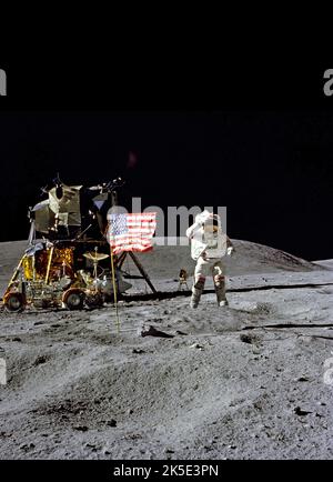 Apollo 16 Mondspaziergang. Astronaut John Young begrüßt die US-Flagge am Landeplatz Descartes während der ersten Extravehicular-Aktivität von Apollo 16 (EVA-1). Der junge, Kommandant der Mondlandemission Apollo 16, springt von der Mondoberfläche hoch, als der Astronaut und Veteran der Luftwaffe, Charles M. Duke Jr., Mondmodulpilot, dieses Bild machte. Ein einzigartiges, optimiertes NASA-Bild (mit zusätzlichem schwarzen vertikalen Raum über dem ursprünglichen quadratischen Bild): Quelle: NASA Stockfoto