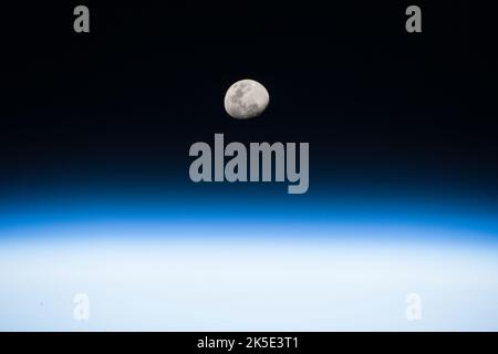 Mondaufgang von der Raumstation. Von seinem Aussichtspunkt in der niedrigen Erdumlaufbahn an Bord der Internationalen Raumstation zeigte NASA-Astronaut Randy Bresnik seine Kamera auf den aufgehenden Mond und nahm dieses wunderschöne Bild am 3. August 2017 auf. Eine optimierte und digital verbesserte Version eines NASA-Bildes. Quelle: NASA/RBresnik Stockfoto