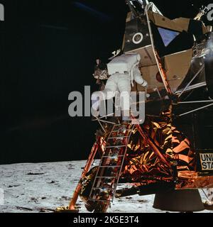 Apollo 11. Erste Mondlandung, 20. Juli 1969. Hier tritt Astronaut Buzz Aldrin von der Leiter der Mondlandefähre auf die Mondoberfläche. Foto von Astronaut Neil Armstrong, der 18 Minuten lang der einzige Mensch war, der den Mond betreten hat. Nachdem dieses Foto aufgenommen wurde, haben die Menschen im Plural dieses Ziel erreicht. Aus diesem Grund ist dies vielleicht eines der überzeugendsten Fotos aller Mondlandungen. Ein ptimisiertes NASA-Bild. Quelle: NASA Stockfoto