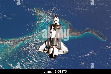 Das Space Shuttle Atlantis wird von der Internationalen Raumstation aus fotografiert, während es über die Bahamas fliegt. STS-135 wurde am 8. Juli 2011 gestartet. Es war der letzte Start des Space Shuttle Programms. Ein optimiertes NASA-Bild. Quelle: NASA Stockfoto