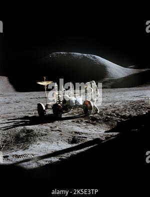 Mondlandungen: Apollo 15 und das Lunar Roving Vehicle (LRV). Am 31. Juli 1971 feierte die LRV ihr Monddebüt und reiste mit 3 Stunden und 2 Minuten Fahrzeit über 17 Meilen. Das LRV erweiterte die Reichweite der Aktivitäten und Experimente der Apollo-Astronauten auf der Mondoberfläche erheblich. Dieses Foto, aufgenommen von Kommandant David R. Scott, zeigt den Mondmodulpiloten James B. Irwin, der während der ersten Apollo 15-Mondlandeaktivität (EVA) am Hadley-Apennin-Landeplatz An der LRV Arbeitete.Ein einzigartiges, optimiertes NASA-Bild (mit zusätzlichem schwarzen vertikalen Raum über dem ursprünglichen quadratischen Bild): Quelle: NASA Stockfoto