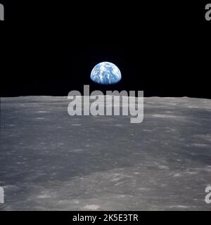 Earthrise. Juli 1969. Die Erde, die über dem Mondhorizont aufsteigt, wie von der sich nähernden Apollo 11-Sonde aus gesehen. Das abgebildete Mondgelände befindet sich im Bereich des Smyth's Sea, Mare Smythii, auf der nahen Seite. Breitengrad war 3 North durch Längengrad 85 East. Das Original-Filmmagazin wurde mit V. Film Type: S0-368 aufgenommen mit einem 250mm Objektiv. Ungefähre Größe des Fotomaßstabes 1:1.300.000. Ein optimiertes NASA-Bild. Quelle: NASA Stockfoto