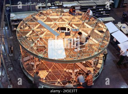 Eine Rakete wird zum Weltraumleben. In den Jahren 1970s war die Umwandlung einer Rakete in einen Lebensraum für die NASA eine erschwingliche Möglichkeit, eine Raumstation mit vorhandener Hardware zu bauen. Das Skylab-Konzept, das die Hardware der Saturn-V-Rakete verwendete, erlaubte der NASA, eine Raumstation während einer finanziell begrenzten Zeit zu bauen, als die Budgets für Weltraummissionen am Ende der Apollo-Mondmissons sanken. Dieses Foto wurde während der Montage der unteren und oberen Stockwerke der Skylab-Orbitalwerkstatt im Marshall Space Flight Center der NASA in Huntsville, Alabama, USA, aufgenommen. Quelle: NASA Stockfoto