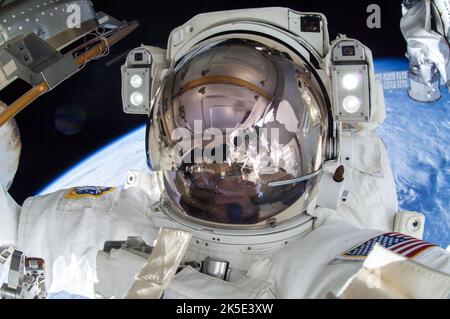 Der US-Astronaut Terry Virts twitterte dieses Bild seinen Anhängern am 1. März 2015, nachdem er mit seinem Partner Barry 'Butch' Wilmore eine Reihe von Spacewalks absolviert hatte, um die Internationale Raumstation auf die bevorstehende kommerzielle US-Raumsonde vorzubereiten, die sich derzeit in der Entwicklung befindet. Virts kommentierte den Tweet: „Mission erfüllt - 3 Spacewalks, 800 Fuß Kabel, 4 Antennen, 3 Laserreflektoren, 1 gefettete Roboterarme.“ Eine optimierte Version eines NASA-Bildes. Quelle: NASA/ T.Virts. - Nutzungsbeschränkungen: Nur für redaktionelle Zwecke. Nicht als Billigung dargestellt werden. Stockfoto