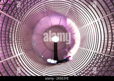 Flug mit Flüssigsauerstofftank wird im Rahmen des ersten hydrostatischen Tests des Space Launch Systems (SLS) durchgeführt. Der Flüssigsauerstofftank, der hier gezeigt wird, als Techniker im Tank die letzten Schweißnähte abschließen, um die vom Roboterschweißer hinterließen Löcher zu stopfen, wird derzeit den ersten hydrostatischen Tests für die NASA-Tiefraumrakete SLS unterzogen. Der Tank ist mit etwa 200.000 Gallonen Wasser gefüllt, das Treibmittel, Lasten, Druck und Masse des flüssigen Sauerstoffs simuliert. Dieser Test stellt sicher, dass Schweißnähte die richtige Festigkeit haben, wenn sie ähnlichen Kräften ausgesetzt werden wie beim Start und Flug. Quelle: NASA/JGuidry Stockfoto