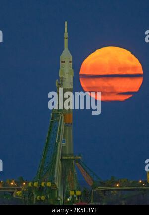 Der Mond, ein Supermond, der hinter der Sojus-Rakete auf der Startrampe des Kosmodrom Baikonur in Kasachstan aufsteigt, 14. November 2016. Die NASA-Astronautin Peggy Whitson, der russische Kosmonaut Oleg Novitskiy von Roskosmos und der ESA-Astronaut Thomas Pesquet werden am Morgen des 18. November (kasachische Zeit) vom Kosmodrom Baikonur in Kasachstan starten. Alle drei werden etwa sechs Monate auf dem Orbitalkomplex verbringen. Ein Supermond tritt auf, wenn die Umlaufbahn des Mondes der Erde am nächsten ist (Perigee). Eine einzigartige, digital optimierte Version eines NASA-Bildes vom Senior NASA-Fotografen Bill Ingalls / Credit NASA Stockfoto