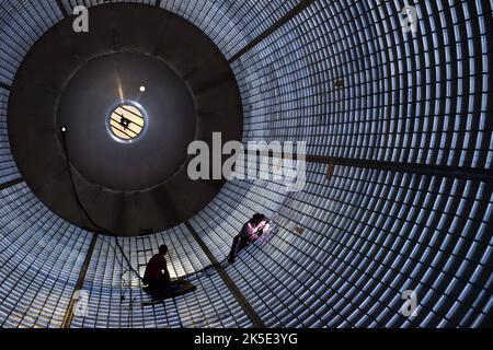 Verstopfung im massiven SLS-Kraftstofftank: Schweißer in einem großen flüssigen Wasserstofftank für das Weltraumstartsystem der NASA an der Michoud Assembly Facility in New Orleans verstopfen die nach der Montage des Tanks verbliebenen Löcher. Durch Reibungsheizung und Schmiededruck erzeugt das Rührreibschweißen hochfeste Verbindungen, die praktisch fehlerfrei sind. SLS - die stärkste Rakete der Welt - wird zusammen mit der NASA-Raumsonde Orion Astronauten tiefer in den Weltraum schicken als je zuvor, auch auf der Reise der Agentur zum Mars. Eine optimierte Version eines NASA-Bildes. Quelle: NASA Stockfoto