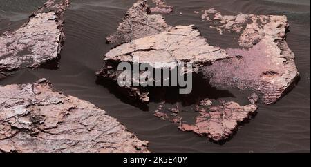 Der Planet Mars. Ein Gitter aus kleinen Polygonen auf der Marsoberfläche nahe dem rechten Rand dieser Ansicht könnte als Risse im trocknenden Schlamm vor mehr als 3 Milliarden Jahren entstanden sein. Für dieses Mosaik aus einem Block namens „Squid Cove“ und seiner unmittelbaren Umgebung wurden mehrere Bilder von der Mastcam (Mast Camera) auf dem NASA-Mars-Rover Cursority kombiniert. Der Standort befindet sich innerhalb einer Exposition des Murray-Formationsschlammsteins auf dem unteren Mount Sharp im Gale-Krater, Mars. Eine optimierte und verbesserte Version von NASA-Bildern. Quelle: NASA/JPL-Caltech/MSSS Stockfoto