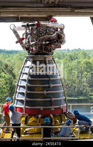 RS-25 Flugmotor E2063 wird am 27. September ausgeliefert und auf den A-1 Teststand im Stennis Space Center gehoben, um einen Heißbrandtest am 19. Oktober 2017 vorzubereiten. Nach dem Test und der Zertifizierung soll der Motor das neue Space Launch System (SLS) der NASA auf seiner Explorationsmission-2 (EM-2) unterstützen, die der erste Flug der neuen Rakete sein wird, der Menschen befördern soll. Eine optimierte Version eines Originalbildes der NASA. Quelle: NASA Stockfoto