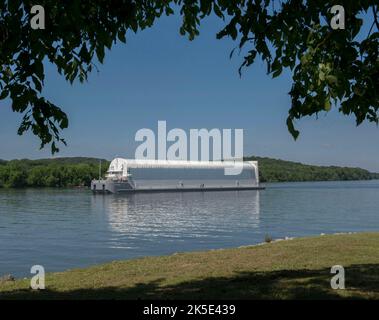 NASA Barge Pegasus. Der Strukturtestartikel der Motorenabteilung für die NASA-Rakete Space Launch System (SLS) traf am 15 2017. Mai auf dem Schiff Pegasus im Marshall Space Flight Center der NASA ein. Die Reise begann am 28. April, als Pegasus die Michoud Assembly Facility der NASA in New Orleans, Louisiana, USA, auf seiner 1.240-Meilen-Reise verließ. Eine optimierte Version eines Originalbildes der NASA. Quelle: NASA/ SSeipel Stockfoto