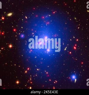 Galaxy-Cluster-IDCS 1426. Dieses mehrwellige Bild zeigt IDCS J1426,5+3508 (kurz IDCS 1426) in Röntgenstrahlen des Chandra-Röntgenobservatoriums in Blau, sichtbares Licht des Hubble-Weltraumteleskops in Grün und Infrarotlicht des Spitzer-Weltraumteleskops in Rot. Dieser seltene Galaxienhaufen liegt 10 Milliarden Lichtjahre von der Erde entfernt und wiegt fast 500 Billionen Sonnen. Zuerst entdeckt durch das Spitzer Weltraumteleskop im Jahr 2012, wurde IDCS 1426 dann mit Hubble und dem Keck Observatorium beobachtet, um seine Entfernung zu bestimmen. Eine optimierte Version eines Originalbildes der NASA. Quelle: NASA Stockfoto