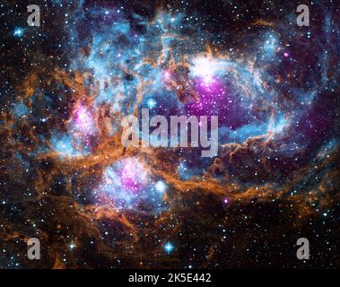 Region NGC 6357, in der die Strahlung von heißen, jungen Sternen das kühlere Gas in der Wolke, die sie umgibt, mit Energie versorgt. NGC 6357 befindet sich in unserer Galaxie, etwa 5.500 Lichtjahre von der Erde entfernt, und ist ein „Haufen von Sternhaufen“, der mindestens drei Haufen junger Sterne enthält, darunter viele heiße, massive, leuchtende Sterne. Dieses zusammengesetzte Bild enthält Röntgendaten des NASA-Röntgenobservatoriums Chandra, des ROSAT-Teleskops, Infrarotdaten des NASA-Weltraumteleskops Spitzer sowie optische Daten des SuperCosmos Sky Survey, das vom UK IR Telescope erstellt wurde, eine optimierte Version eines Originalbildes der NASA. Quelle: NASA Stockfoto