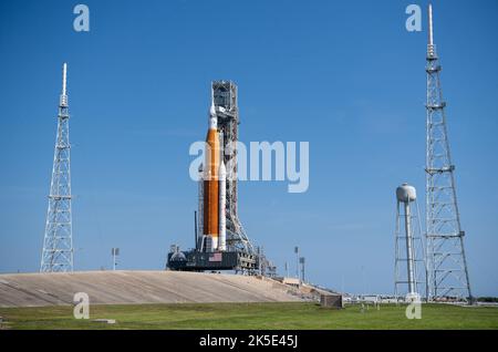 Die NASA-Rakete zum Space Launch System (SLS) mit der Orion-Sonde an Bord ist auf einem mobilen Trägerrakete auf der Launch Pad 39B, 18. August 2022, zu sehen, nachdem sie auf die Startrampe im Kennedy Space Center der NASA in Florida ausgerollt wurde. Die Artemis I-Mission der NASA - der erste integrierte Test der Tiefenraumexplorationssysteme der Agentur: Die Raumsonde Orion, die SLS-Rakete und die unterstützenden Bodensysteme. Der Start des unbemundeten Flugtests wurde verschoben. Eine optimierte Version eines Originalbildes der NASA. Quelle: NASA/JKowsky) Stockfoto