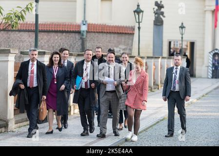 Prag, Tschechische Republik. 07. Oktober 2022. Premierminister von Luxemburg, Xavier Bettel, im Anschluss an die informelle Tagung des Europäischen Rates in Prag. Die wichtigsten erörterten Punkte während des Treffens waren der Krieg in der Ukraine, die Energie- und Wirtschaftslage in Europa. Kredit: SOPA Images Limited/Alamy Live Nachrichten Stockfoto