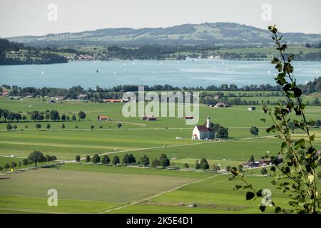 St. Coloman Kirche vor dem Forggensee, Schwangau, Bayern, Deutschland Stockfoto