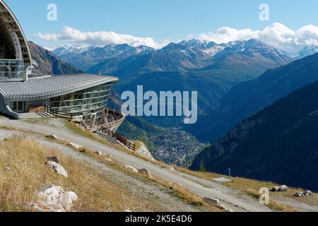 Landschaft außerhalb der Mitte des Skyway Monte Bianco Seilbahnsystems mit Seilbahnstation links, Aosta Valley Italien. Stockfoto