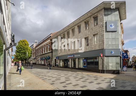 06.10.2022 St Helens, Merseyside, Großbritannien das Hardshaw Center ist bei Einkäufern mit einer großen Auswahl an bekannten Geschäften beliebt Stockfoto