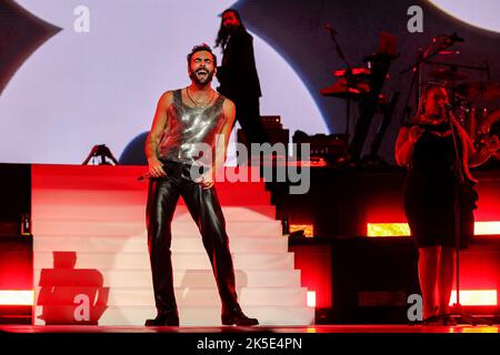 Assago, Italien. 07. Oktober 2022. Marco Mengoni spielt live auf der Bühne des Mediolanum Forum in Assago. Kredit: SOPA Images Limited/Alamy Live Nachrichten Stockfoto