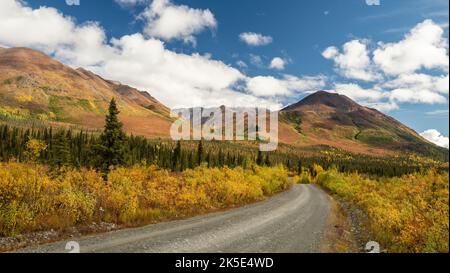 Die Farben des Herbstes schmücken die Taiga und Mentasta Mountains entlang der Nabesna Road in der Wrangell-St. Elias National Park im Landesinneren von Alaska. Stockfoto