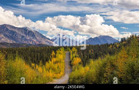 Die Nabesna Road und das Nutzotin-Gebirge in der Wrangell-St. Elias National Park in Alaska. Stockfoto