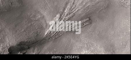 Marsatlandschaft. Dieses HiRISE-Bild zeigt Landformen auf der Oberfläche des Mars. Klare Rinnen. Die Bilder zeigen Gelände mit einer Länge von weniger als 5 km (3 Meilen); aufgenommen aus einer Höhenlage von 248 km (154 Meilen) über der Marsoberfläche. Eine einzigartige optimierte Version von NASA-Bildern. Quelle: NASA/JPL/UArizona Stockfoto
