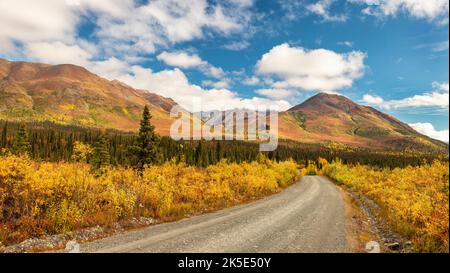 Die Farben des Herbstes schmücken die Taiga und Mentasta Mountains entlang der Nabesna Road in der Wrangell-St. Elias National Park im Landesinneren von Alaska. Stockfoto