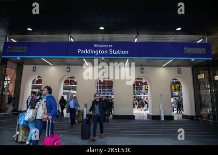 Gesamtansicht eines Eingangs zum Bahnhof Paddington in London. Stockfoto