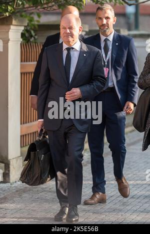 Prag, Tschechische Republik. 07. Oktober 2022. Bundeskanzler Olaf Scholz im Anschluss an die informelle Tagung des Europäischen Rates in Prag. Die wichtigsten erörterten Punkte während des Treffens waren der Krieg in der Ukraine, die Energie- und Wirtschaftslage in Europa. (Foto von Tomas Tkacik/SOPA Images/Sipa USA) Quelle: SIPA USA/Alamy Live News Stockfoto