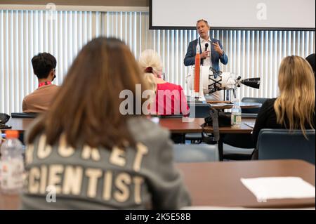 Thomas Zurbuchen, Associate Administrator des Science Mission Directorate der NASA, sprach am 27. August 2022 in der Space Station Processing Facility des Kennedy Space Center mit Teilnehmern der NASA Social über Artemis I, den ersten integrierten Flugtest der NASA-Tiefenraumsysteme einschließlich Orion-Raumfahrzeugen, SLS-Raketen und Bodensystemen, mit Start am 29. August 2022. Stockfoto
