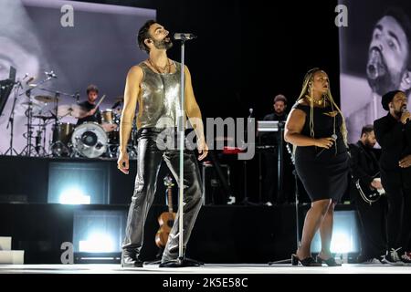 Assago, Italien. 07. Oktober 2022. Marco Mengoni spielt live auf der Bühne des Mediolanum Forum in Assago. (Foto: Fabrizio Carabelli/SOPA Images/Sipa USA) Quelle: SIPA USA/Alamy Live News Stockfoto