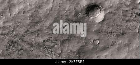 Marsatlandschaft. Dieses HiRISE-Bild zeigt Landformen auf der Oberfläche des Mars. Probe des Geländes in den südlichen mittleren Breiten Dieses Gebiet kann eisbedingte Morphologien enthalten. Aufnahme aus 251 km über der Oberfläche; Gelände mit weniger als 5 km Durchmesser. Eine einzigartige optimierte Version von NASA-Bildern. Quelle: NASA/JPL/UArizona Stockfoto