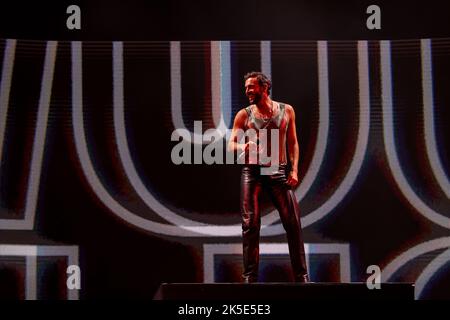 Assago, Italien. 07. Oktober 2022. Marco Mengoni spielt live auf der Bühne des Mediolanum Forum in Assago. (Foto: Fabrizio Carabelli/SOPA Images/Sipa USA) Quelle: SIPA USA/Alamy Live News Stockfoto