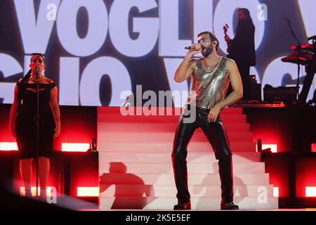 Assago, Italien. 07. Oktober 2022. Marco Mengoni spielt live auf der Bühne des Mediolanum Forum in Assago. (Foto: Fabrizio Carabelli/SOPA Images/Sipa USA) Quelle: SIPA USA/Alamy Live News Stockfoto