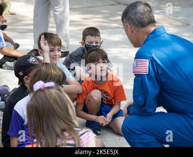 Die NASA SpaceX Crew-2 NASA-Astronaut Shane Kimbrough spricht bei einem Besuch der Arlington Science Focus Elementary School am Freitag, den 10. Juni 2022 in Arlington, Virginia. Stockfoto