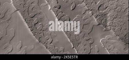 Marsatlandschaft. Dieses HiRISE-Bild der Marsoberfläche zeigt Landformen, die NASA-Wissenschaftler als "Schweizer Käse" bezeichnen.Es scheint eine Überlappung dieser Merkmale durch dicke Kohlendioxidlappen zu geben. Eine einzigartige optimierte Version von NASA-Bildern. Quelle: NASA/JPL/UArizona Stockfoto