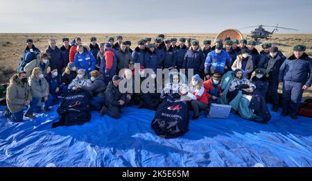 Die Crew-Mitglieder der Expedition 66 Mark Vande Hei von der NASA, links und Kosmonauten Anton Shkaplerov, Zentrum, und Pjotr Dubrov von Roskosmos, sitzen auf Stühlen vor dem Sojus MS-19-Raumschiff, nachdem sie am Mittwoch, den 30. März 2022, in einem abgelegenen Gebiet in der Nähe der Stadt Zhezkazgan, Kasachstan, gelandet sind. Vande Hei und Dubrov kehren zur Erde zurück, nachdem sie 355 Tage im Weltall als Mitglieder von Expeditions 64-66 an Bord der Internationalen Raumstation eingefahren sind. Für Vande Hei ist seine Mission der längste Einzelflug eines US-Astronauten in der Geschichte. Shkaplerov kehrt nach 176 Tagen im Weltall zurück und dient als Flight Enginee Stockfoto