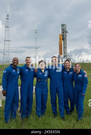 NASA-Astronauten und Astronauten-Kandidaten posieren für ein Foto vor dem Artemis I Space Launch System der NASA und der Orion-Raumsonde auf dem mobilen Trägerrakete auf dem Pad im Launch Complex 39B im Kennedy Space Center der Agentur in Florida am 2. September 2022. Die Astronauten sind von links nach rechts: Victor Glover, NASA-Astronaut; Marcos Berrios, NASA-Astronautenkandidat; Anne McClain, NASA-Astronaut; Anil Menon und Deniz Burnham, NASA-Astronautenkandidaten; und Zena Cardman, NASA-Astronautin. Als erste in einer Reihe von zunehmend komplexen Missionen wird Artemis I eine Grundlage für menschliche tiefe sp Stockfoto