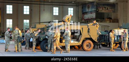 Soldaten der Florida Army National Guard wurden 53. Brigade Support Battalion Rig zugewiesen ein hochmobiles Mehrzweck-Radfahrzeug (HMMWV) mit Gurten während der Notfallmaßnahmen des Hurrikans Ian in Arcadia, Florida 3, Okt. 2022. Diese LKW wurden mit einer Schlinge an die Boeing CH-47 Chinook-Hubschrauber der US-Armee geladen und an die Soldaten an den POD-Standorten auf Pine Island geflogen, die durch die Zerstörung durch den Hurkan Ian isoliert wurden. (Foto der Nationalgarde der Florida Army von Staff Sgt. Cassandra Vieira) Stockfoto