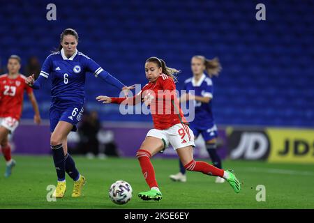 Cardiff, Großbritannien. 06. Oktober 2022. Kayleigh Green aus Wales (r) & Marija Millinkovic aus Bosnien und Herzegowina (l) in Aktion . Frauen in Wales gegen Frauen in Bosnien und Herzegowina, FIFA Frauen-Weltmeisterschaft 2023 die UEFA-Qualifikation spielt am Donnerstag, den 6.. Oktober 2022, im Cardiff City Stadium, South Wales. Redaktionelle Verwendung, Bild von Andrew Orchard/Andrew Orchard Sports Photography/Alamy Live News Credit: Andrew Orchard Sports Photography/Alamy Live News Stockfoto