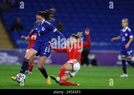 Cardiff, Großbritannien. 06. Oktober 2022. Kayleigh Green aus Wales (r) & Marija Millinkovic aus Bosnien und Herzegowina (l) in Aktion . Frauen in Wales gegen Frauen in Bosnien und Herzegowina, FIFA Frauen-Weltmeisterschaft 2023 die UEFA-Qualifikation spielt am Donnerstag, den 6.. Oktober 2022, im Cardiff City Stadium, South Wales. Redaktionelle Verwendung, Bild von Andrew Orchard/Andrew Orchard Sports Photography/Alamy Live News Credit: Andrew Orchard Sports Photography/Alamy Live News Stockfoto