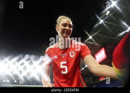 Cardiff, Großbritannien. 06. Oktober 2022. Rhiannon Roberts aus Wales kümmert sich um das Spiel. Frauen in Wales gegen Frauen in Bosnien und Herzegowina, FIFA Frauen-Weltmeisterschaft 2023 die UEFA-Qualifikation spielt am Donnerstag, den 6.. Oktober 2022, im Cardiff City Stadium, South Wales. Redaktionelle Verwendung, Bild von Andrew Orchard/Andrew Orchard Sports Photography/Alamy Live News Credit: Andrew Orchard Sports Photography/Alamy Live News Stockfoto