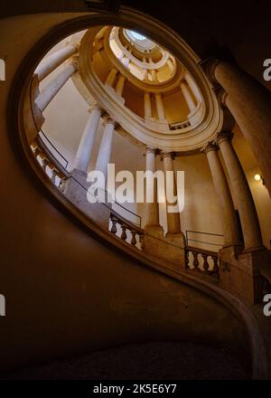 Eine vertikale Aufnahme der Borromini-Treppe, Palazzo Barberini, Rom, Italien Stockfoto