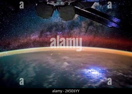 Astronauten an Bord der Internationalen Raumstation (ISS) sehen die Welt in der Nacht auf jeder Umlaufbahn, die 16 Mal pro Tag der Besatzung ist. Ein Astronaut nahm dieses breite, kurzlinsige Foto der Nachtlichter der Erde auf, während er über die entlegenen Bereiche des zentralen äquatorialen Pazifischen Ozeans blickte. ISS führte damals über die Inselnation Kiribati, etwa 2600km (1.600 Meilen) südlich von Hawaii. Eine einzigartige Version eines Originalbildes der NASA. Quelle: NASA? Stockfoto