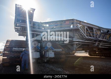 Die Sonne reflektiert sich vom Fahrerhaus, als Ingenieure und Techniker am 1. Juni 2022 im Kennedy Space Center der NASA in Florida den Crawler-Transporter 2 entlang des Crawlerway zum Vehicle Assembly Building (VAB) fahren. Der Crawler wird in den VAB gehen, wo er unter dem Artemis I Space Launch System mit der Orion-Sonde oben auf dem mobilen Launcher gleiten und ihn zum Launch Complex 39B tragen wird, um vor dem Artemis I Launch einen NassGeneralprobeversuch durchzuführen. Artemis I wird der erste integrierte Test der Raumfahrzeuge SLS und Orion sein. In späteren Missionen wird die NASA die erste Frau und die erste per landen Stockfoto